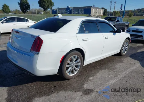 2018 Chrysler 300 Touring L Awd z USA, uszkodzony, nr VIN 2C3CCARG1JH317152